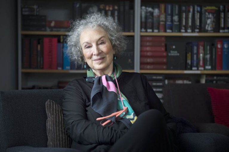 Margaret Atwood: de la autopublicación al firmamento literario Margaret Atwood: de la autopublicación al firmamento literario